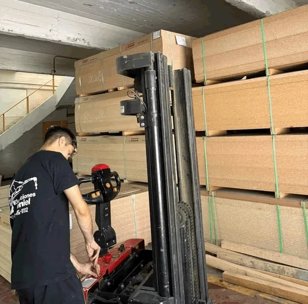 Técnico de Elevaciones Peniel operando un apilador en depósito